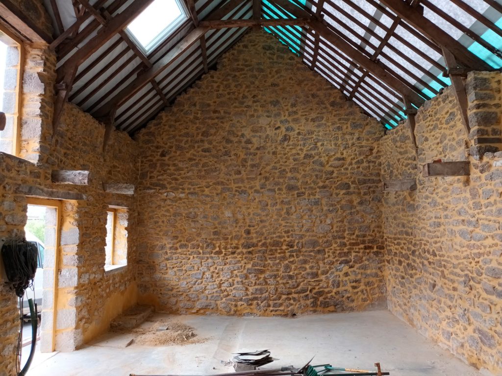 maçon à St-Brieuc enduit à la chaux -mur en pierre